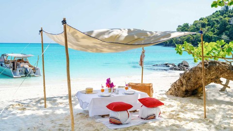 Island dining at Tsara Komba, Madagascar